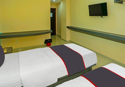 Super OYO Townhouse OAK Hotel Fiducia Pondok Gede