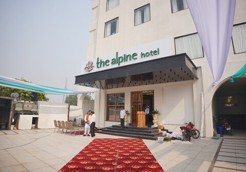 Hotel The Alpine, Aligarh