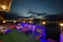 Lake palace group of houseboat, Srinagar Lake palace group of houseboat, Srinagar