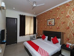 OYO 9587 The Royal Crowne, Delhi OYO 9587 The Royal Crowne, Delhi