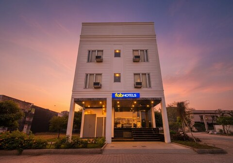 FabHotel The Premium Villa