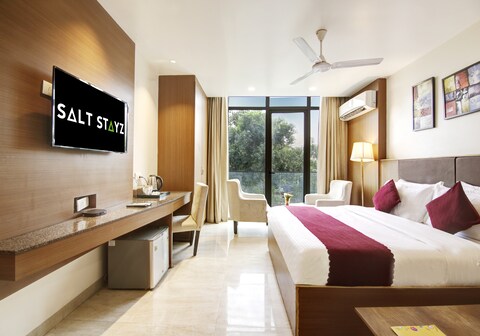 Saltstayz Select - Unitech Cyber Park