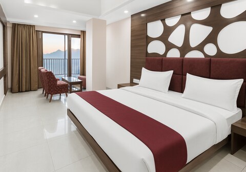 Hotel Howard International at Mall Road (Free Parking onsite)