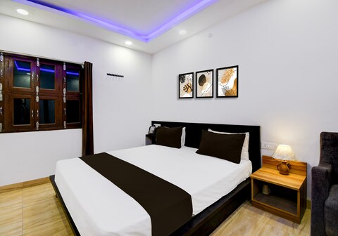 OYO 836073 Avani's Hotel
