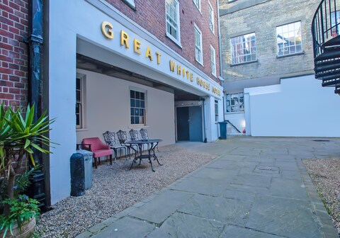 OYO Great White Horse Hotel