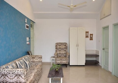 Casa Flore 1 bhk studio apt, Candolim, beachwalk