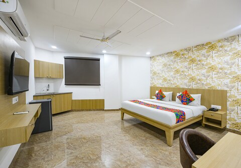FabHotel Luxe 8 Stayz - Nr Mega Mall & DLF Phase 1 Metro