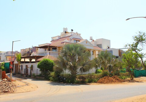 Rooms in a Fully Furnished Bungalow
