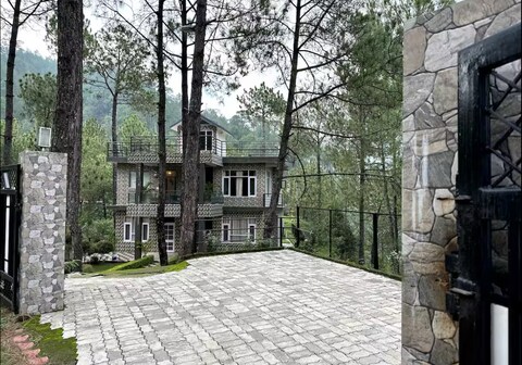 Pine Villa in the woods: 2 BHK Villa with Lawn By Zen Den