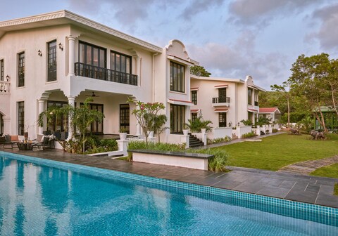 LohonoStays Estate De Frangipani