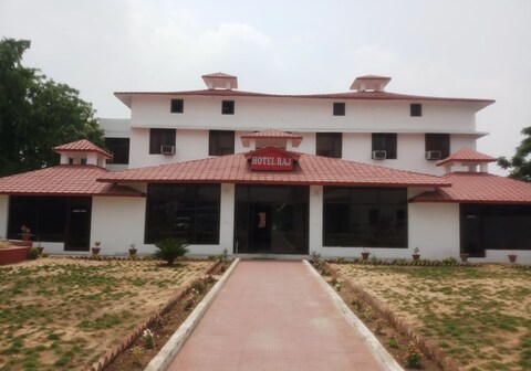 HOTEL RAJ