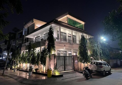 Park Facing Luxurious Villa