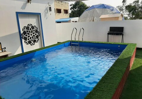 Bleu & Blanc Pool Facing Cottages