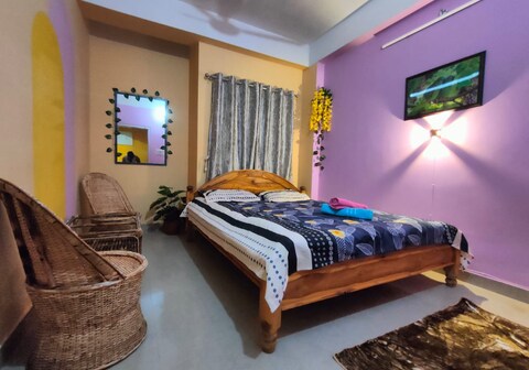 Move inn the violet room