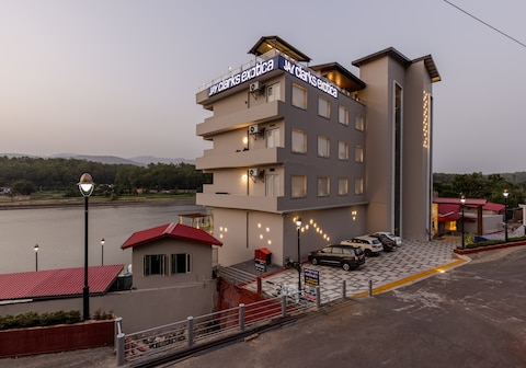 Jay Clarks Exotica with Private Lake Access