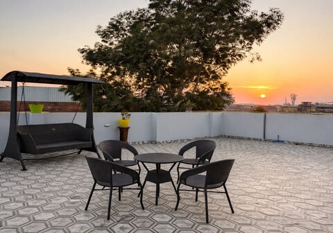 Heavenly Homes - Rooftop 1BHK with Projector