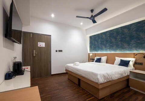 Soulful Ghat by Fracspace | 2 Mins Walk To Ghat