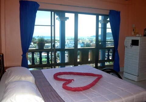 OYO 851 On Hill Residence Patong