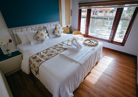 Boats N Beds (Sharing Houseboats)