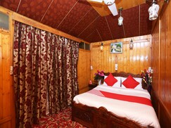 OYO 16772 New Lake's Crown Houseboat, Srinagar OYO 16772 New Lake's Crown Houseboat, Srinagar