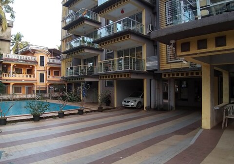 Spacious 2 BHK Apartment with Pool in Candolim