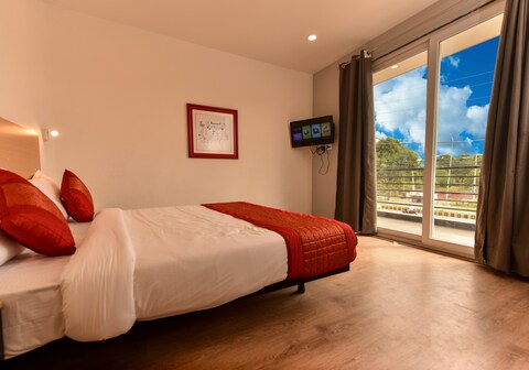 Mavens White Artemis Hospital Road