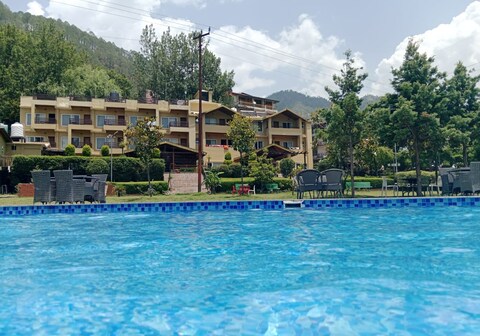 Foxoso Misty Oaks Resort Near Kainchi Dham 8 Kms.