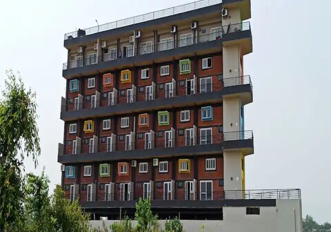 Spatii a colourful living space near ganga