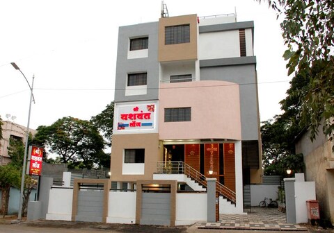 Shree Yashwant Lodge