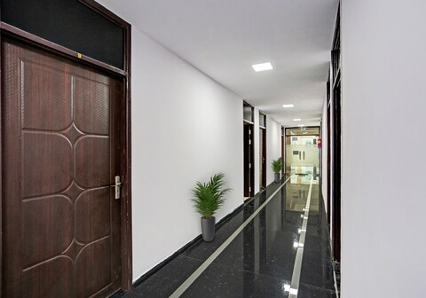 Collection O Holidays Inn and Banquet