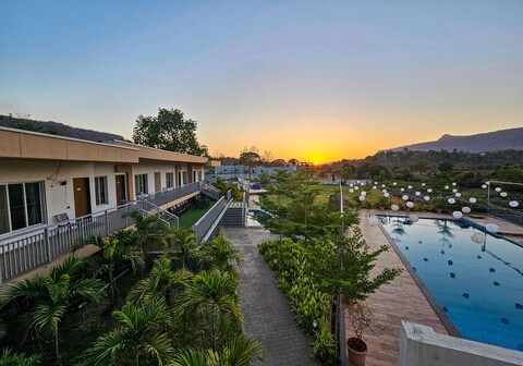 Valley Front By Country Escape.
