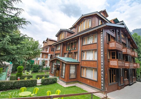 Hotel Tourist Palace (Near Betaab Valley)