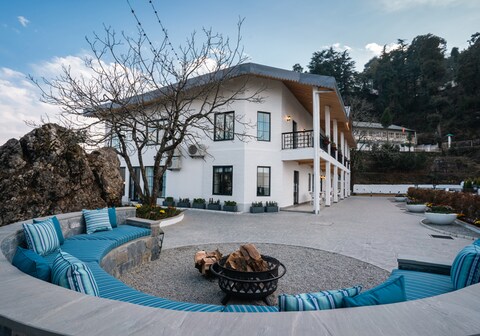 LohonoStays Airyland 7 Bedroom