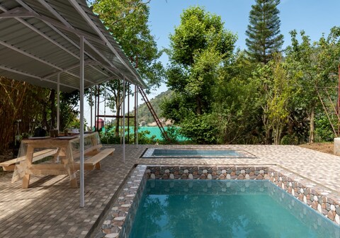 Bayberry Private Room w Lake View Shared Pool