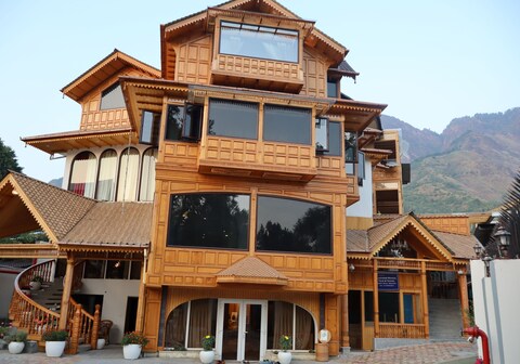 Kashmir Mahal Resorts by Dal Lake