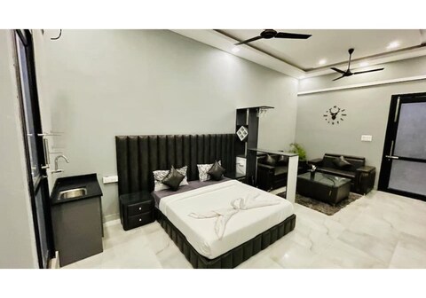 Lavish Studio Suite With Jacuzzi | Workation