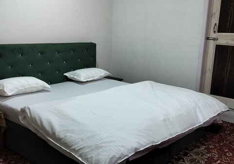 Elizabeth paying guest