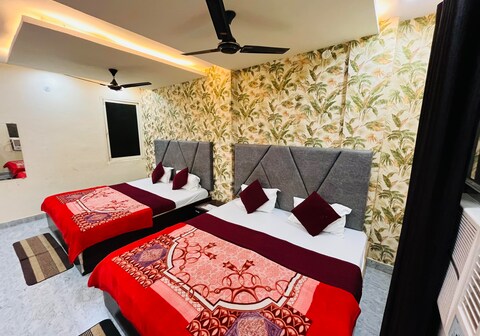 ShreeJi Guest House @Dashaswamedh Ghat