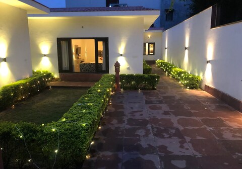 R Cottage Studio Apartments