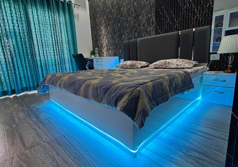 Serene Studio Retreat : Luxury stay Near expo mart