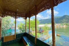 The Apollo 11 Heritage Luxury Houseboat, Srinagar, Srinagar The Apollo 11 Heritage Luxury Houseboat, Srinagar, Srinagar