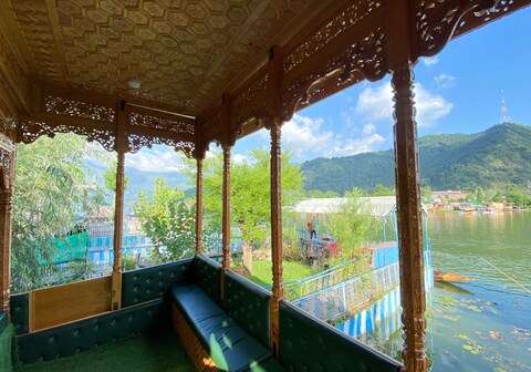The Apollo 11 Heritage Luxury Houseboat, Srinagar