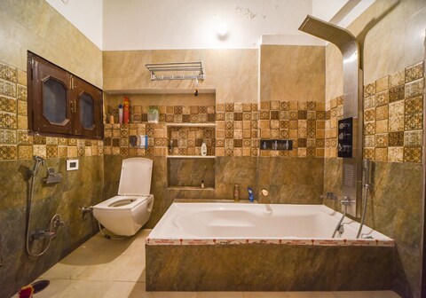 Studio| RoofTop Garden|AC|Wi-Fi|Bath-Tub|WashMach