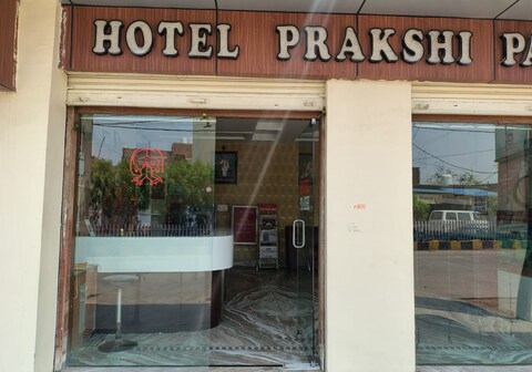 Hotel prakshi palace