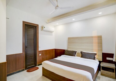 Hotel O Divy Noida Sector 50 Metro Station