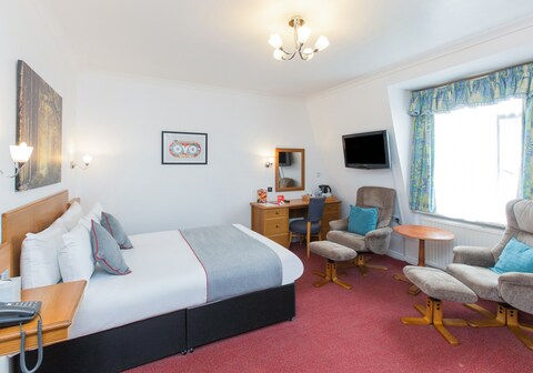 OYO Stade Court Hotel