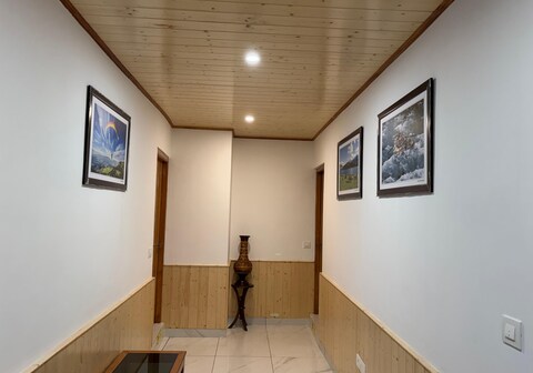 Cozy 1 Bedroom and Lounge with Scenic Balcony in Mashobra Himachal Pradesh