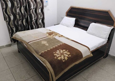 Hotel O Radhika Mohan Seva Sadan
