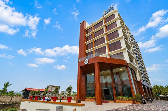 Hotel Sunshine Inn- 1.5 Kms from Temple