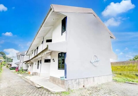 Capital O Cipanas Residence (Villa Agape)